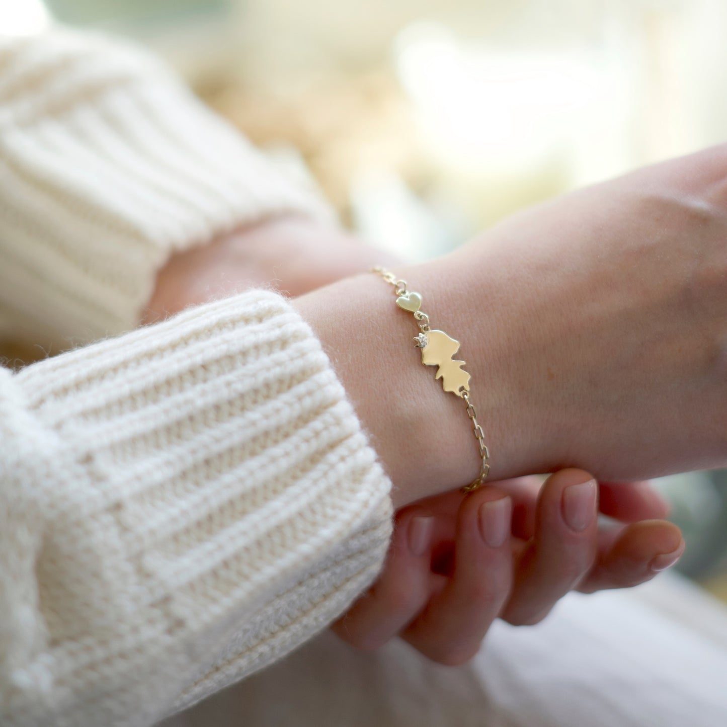 Personalized Mom bracelet with 1 girl charm