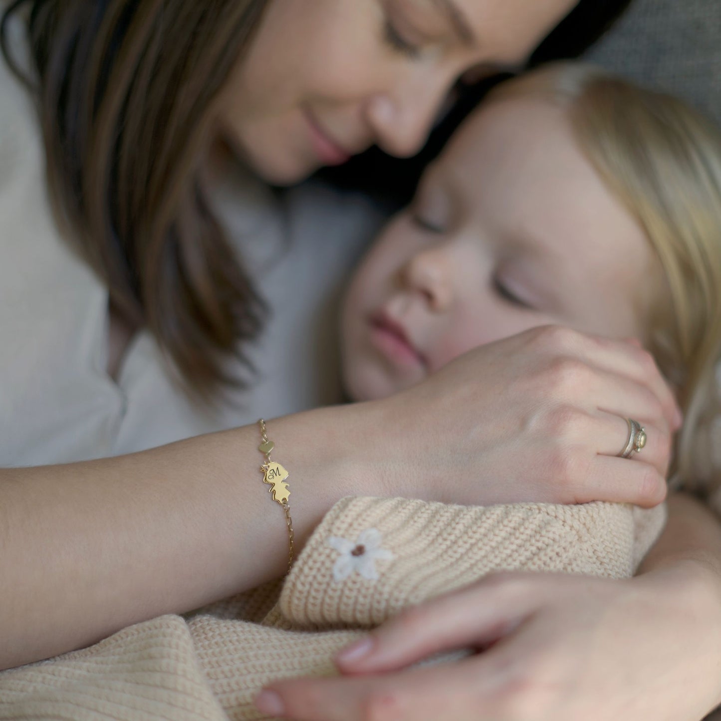 Personalized Mom bracelet with 1 girl charm