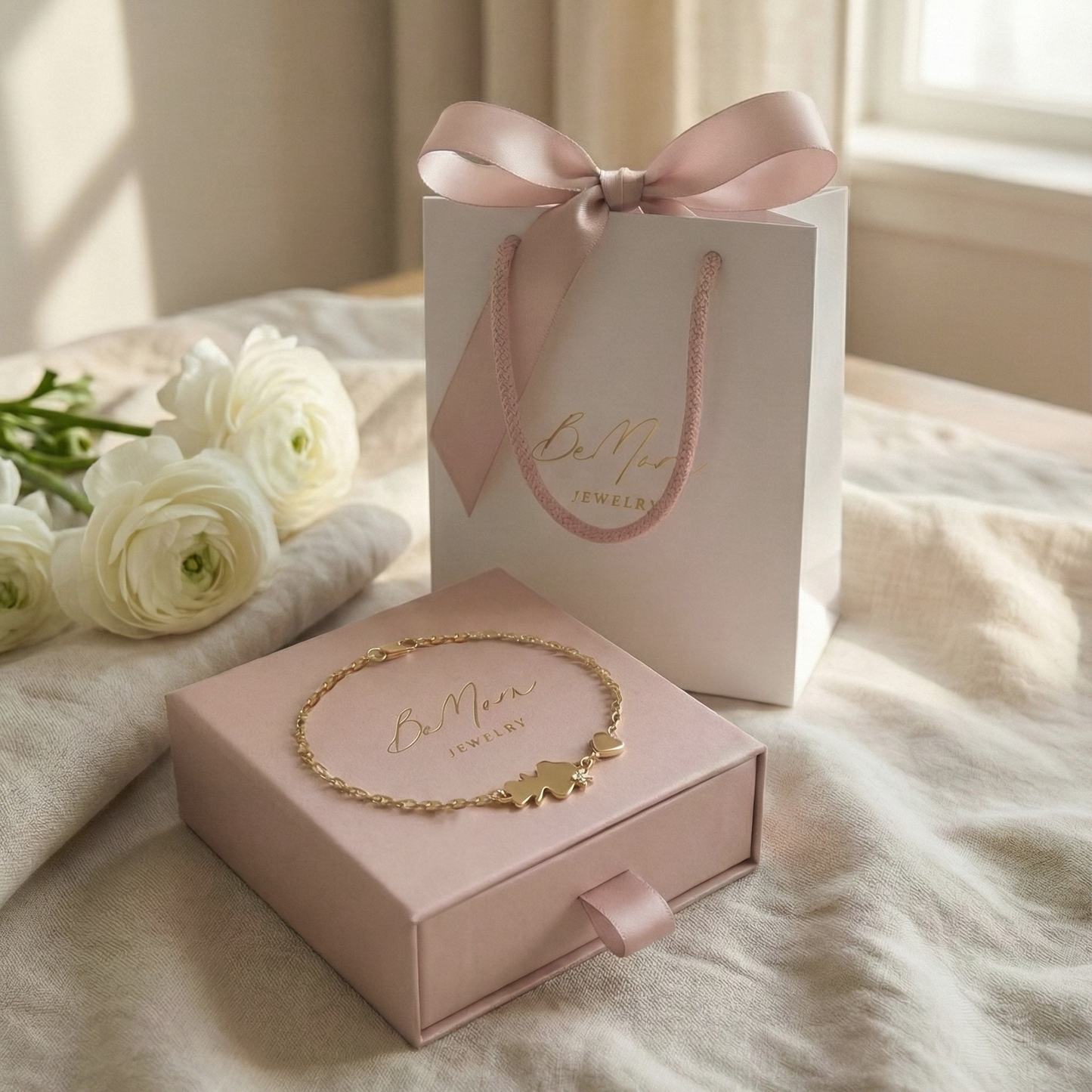 Personalized Mom bracelet with 1 girl charm